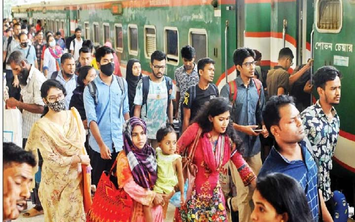 রাজধানী ছাড়ছে ঘরমুখো মানুষ